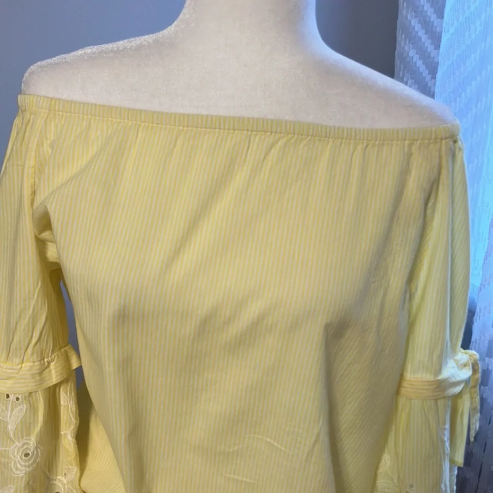 Yellow embroidered bell sleeve top S/M - Picture 4 of 9